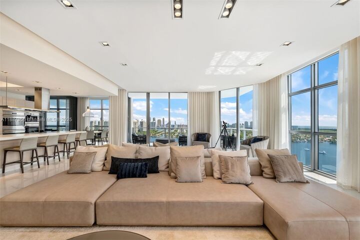 Property Photo:  17301 Biscayne Blvd Ph-7  FL 33160 