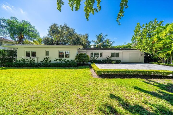 Property Photo: 90 S Prospect Dr FL 33133