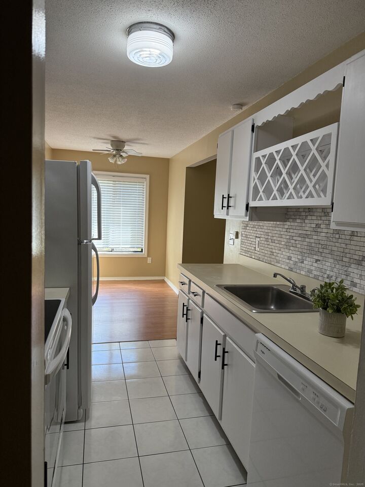 Property Photo: 20 Woodsedge Drive Apt 4B CT 06111