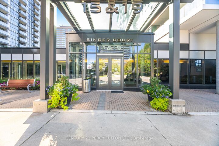 Photo de la propriété: 19 Singer Court 1518 ON M2K 0B2