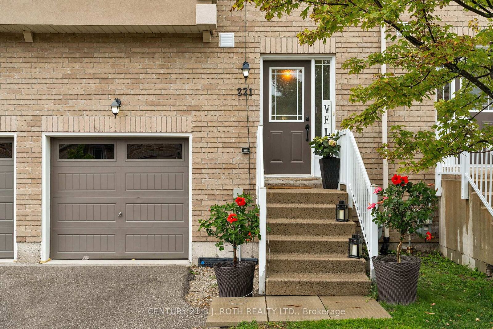 Photo de la propriété: 221 Harvie Road ON L4N 9P8