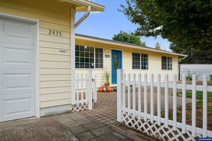 Property Photo: 2435 Tynel Ct NE OR 97303
