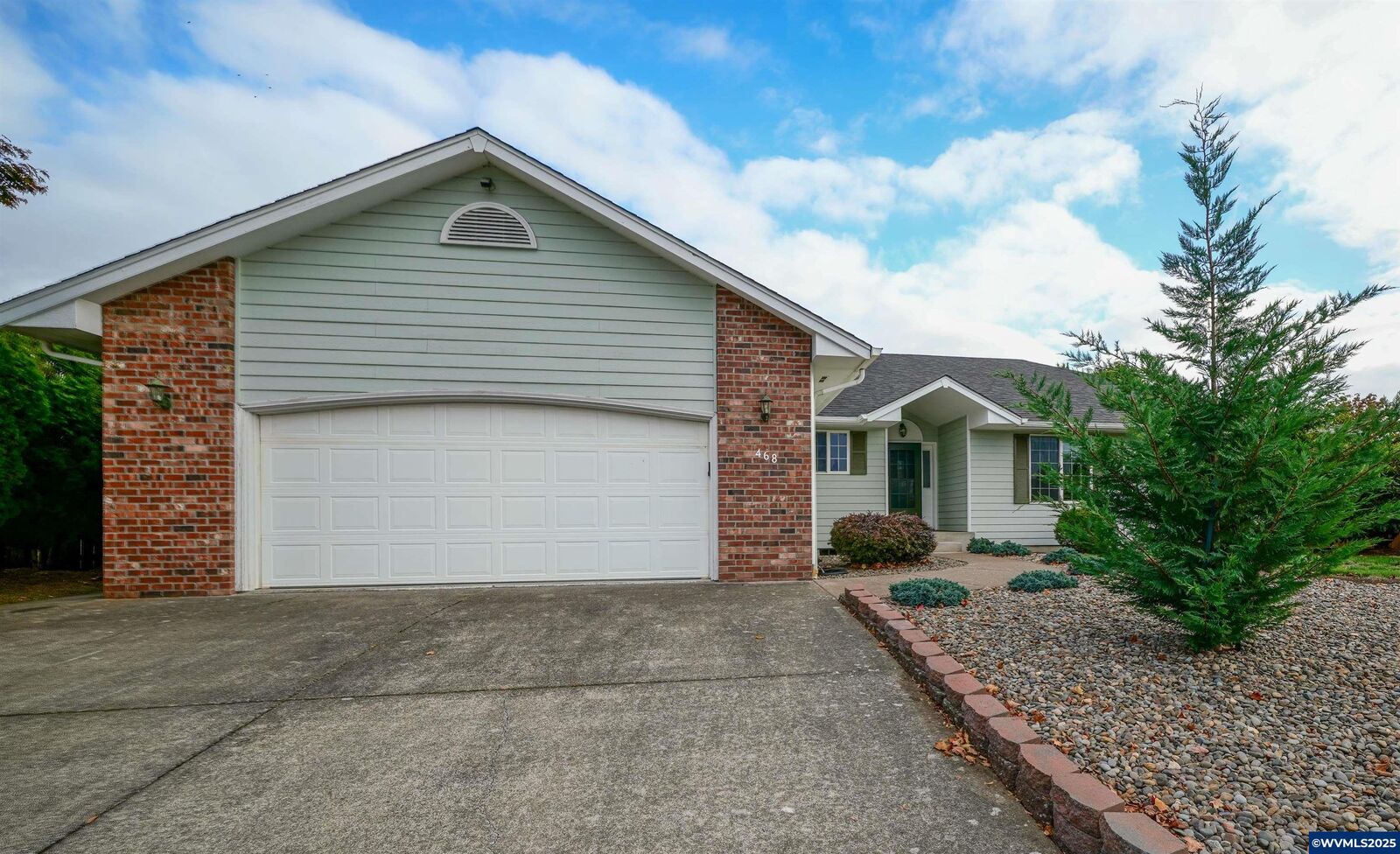 Property Photo:  468 SE Davis St  OR 97338 