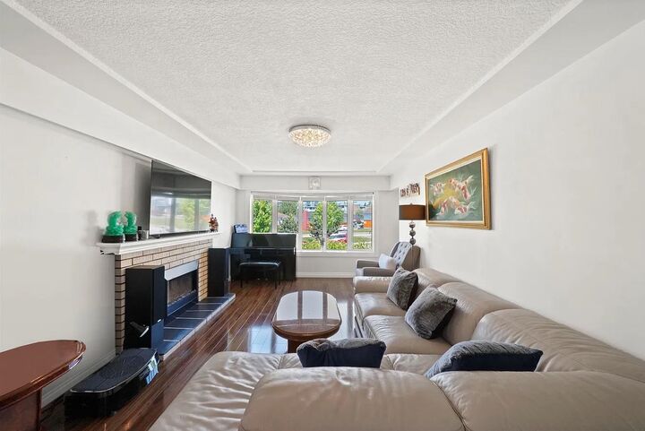 Property Photo: 2374 E 33rd Avenue BC V5R 2S3