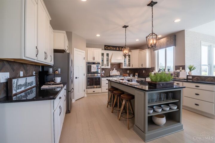 Property Photo: 1013 Prestwick Place OH 45245