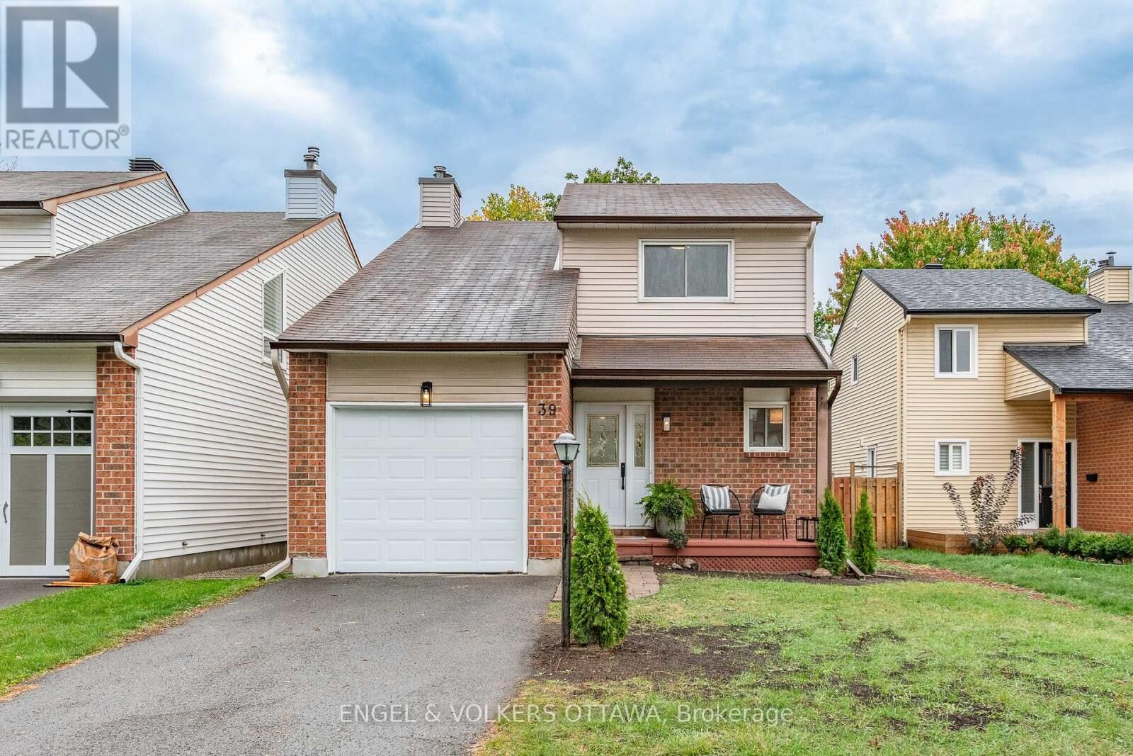 Photo de la propriété: 39 Benlark Road ON K2J 2L5