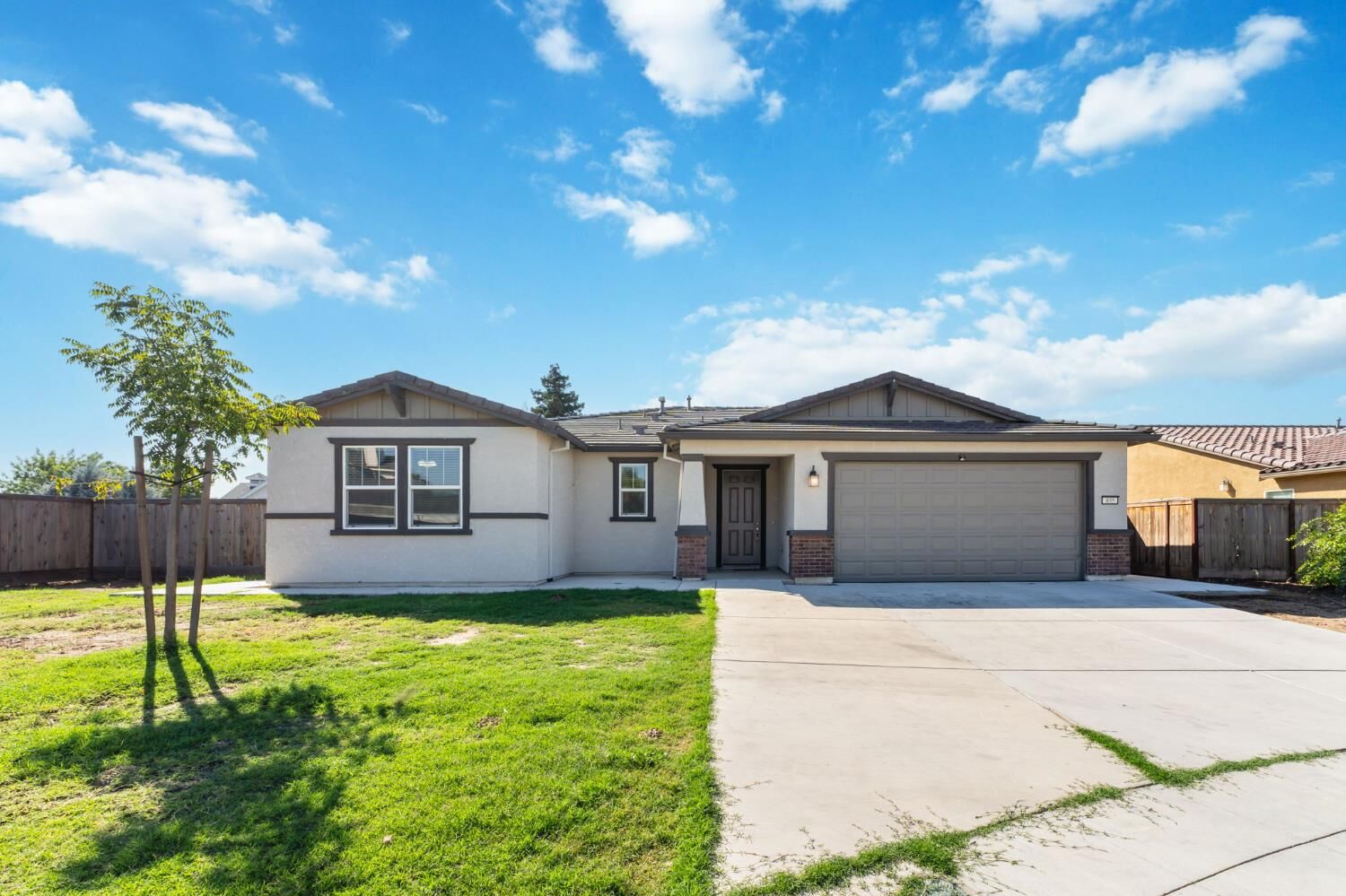 Property Photo:  895 E Curtis Avenue  CA 93625 