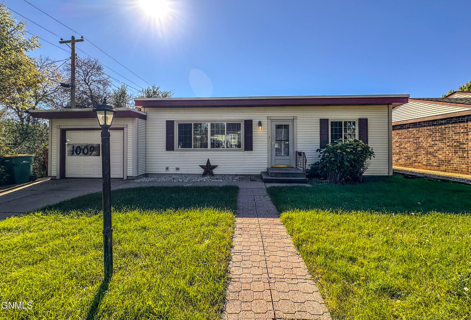 Property Photo:  1009 Riverview Avenue  ND 58504
