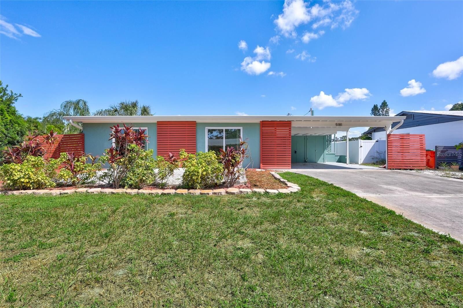 Property Photo: 5181 102nd Way N FL 33708