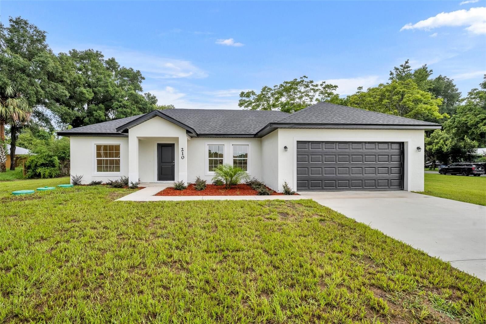 Property Photo: 210 E Baxter Street FL 32130