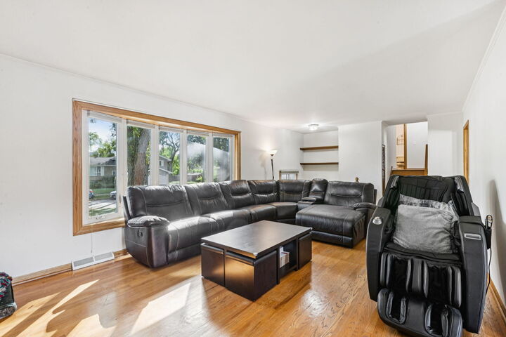 Property Photo: 1504 E Emmerson Lane IL 60056