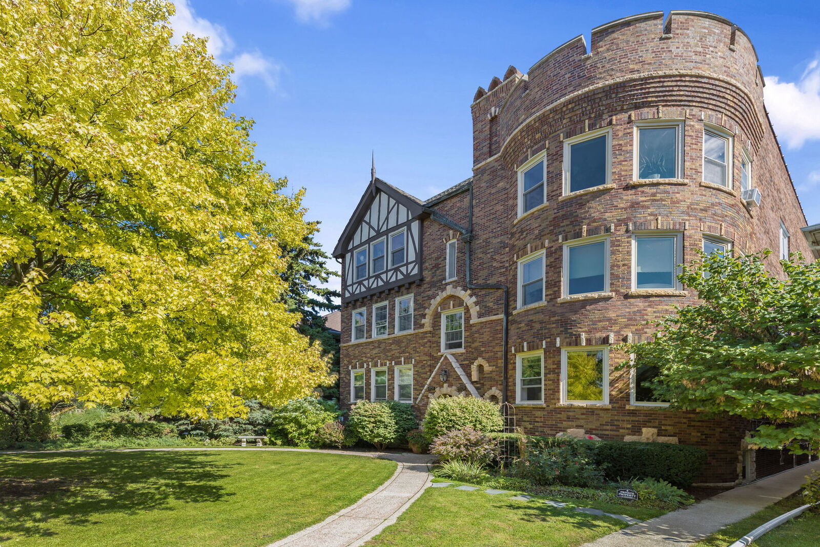 Property Photo:  1129 Bonnie Brae Place 1S  IL 60305 
