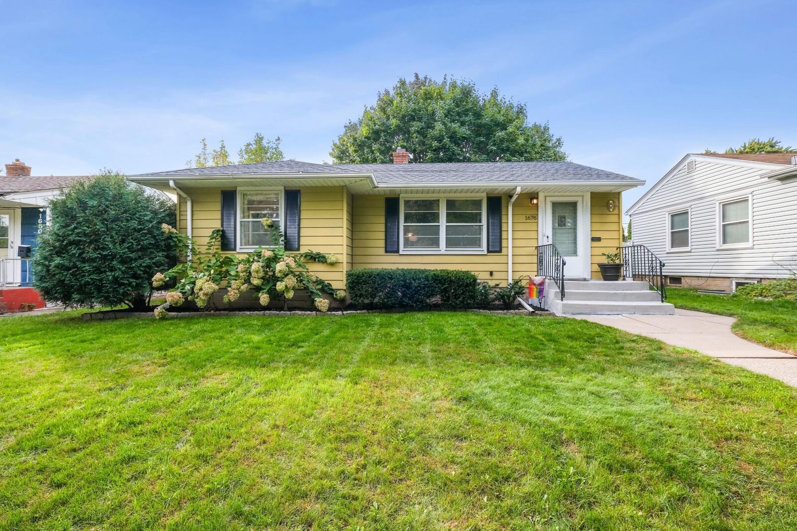 Property Photo: 1676 Montana Avenue E MN 55106