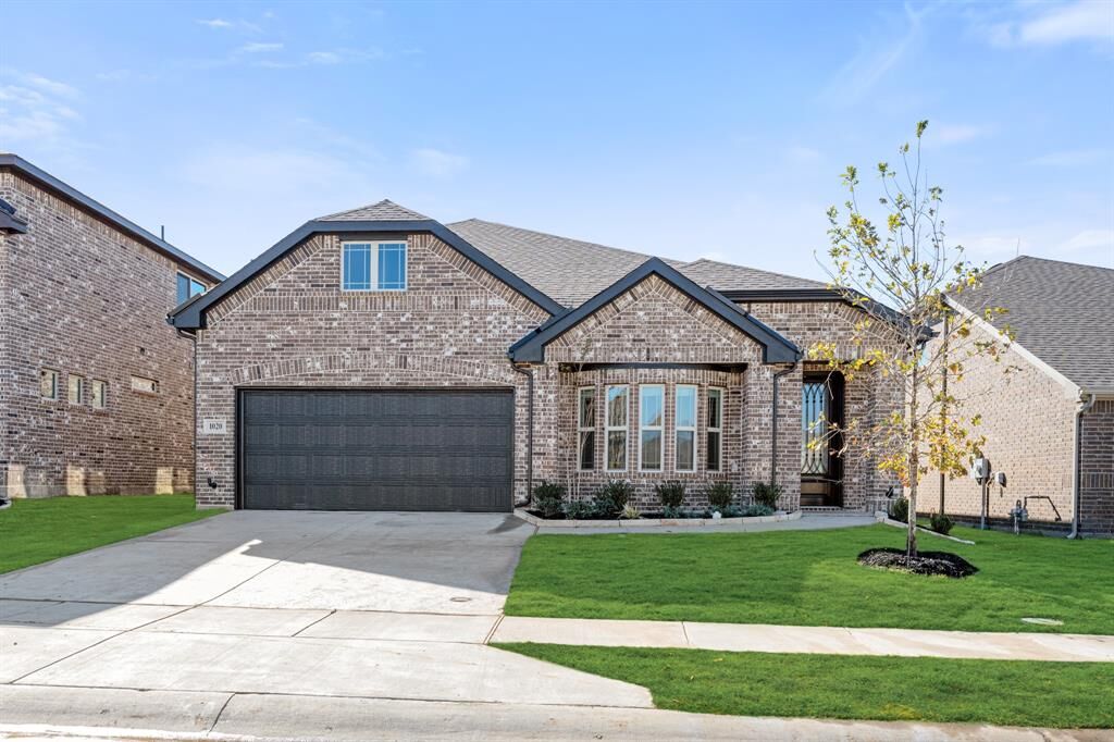 Property Photo:  1020 Nighthawk Trail  TX 76009 
