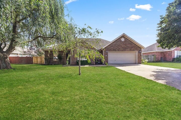 Property Photo:  703 Grant Avenue  AR 72753 