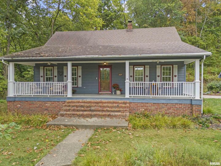 Property Photo: 1227 E Hallock Hollow Road IL 61523