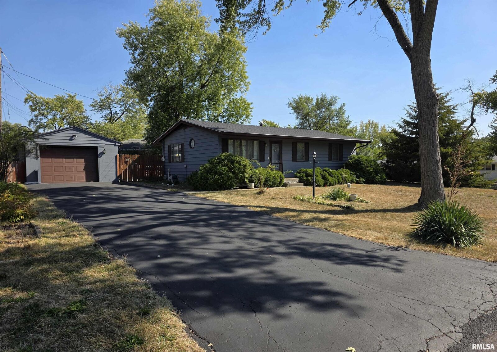 Property Photo: 5506 N Longwood Drive IL 61614