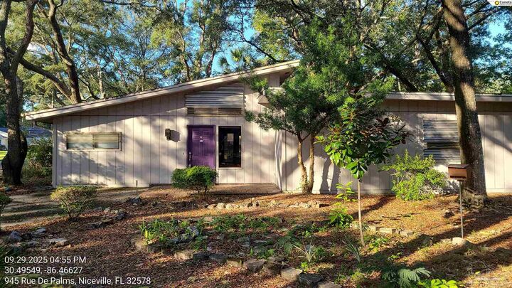 Property Photo: 945 Rue De Palms FL 32578