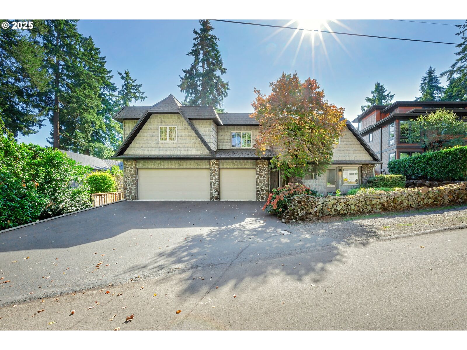 Property Photo: 408 Ridgeway Rd OR 97034