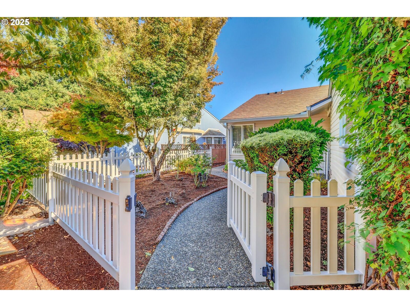 Property Photo:  2406 NE 151st Ave  OR 97230 