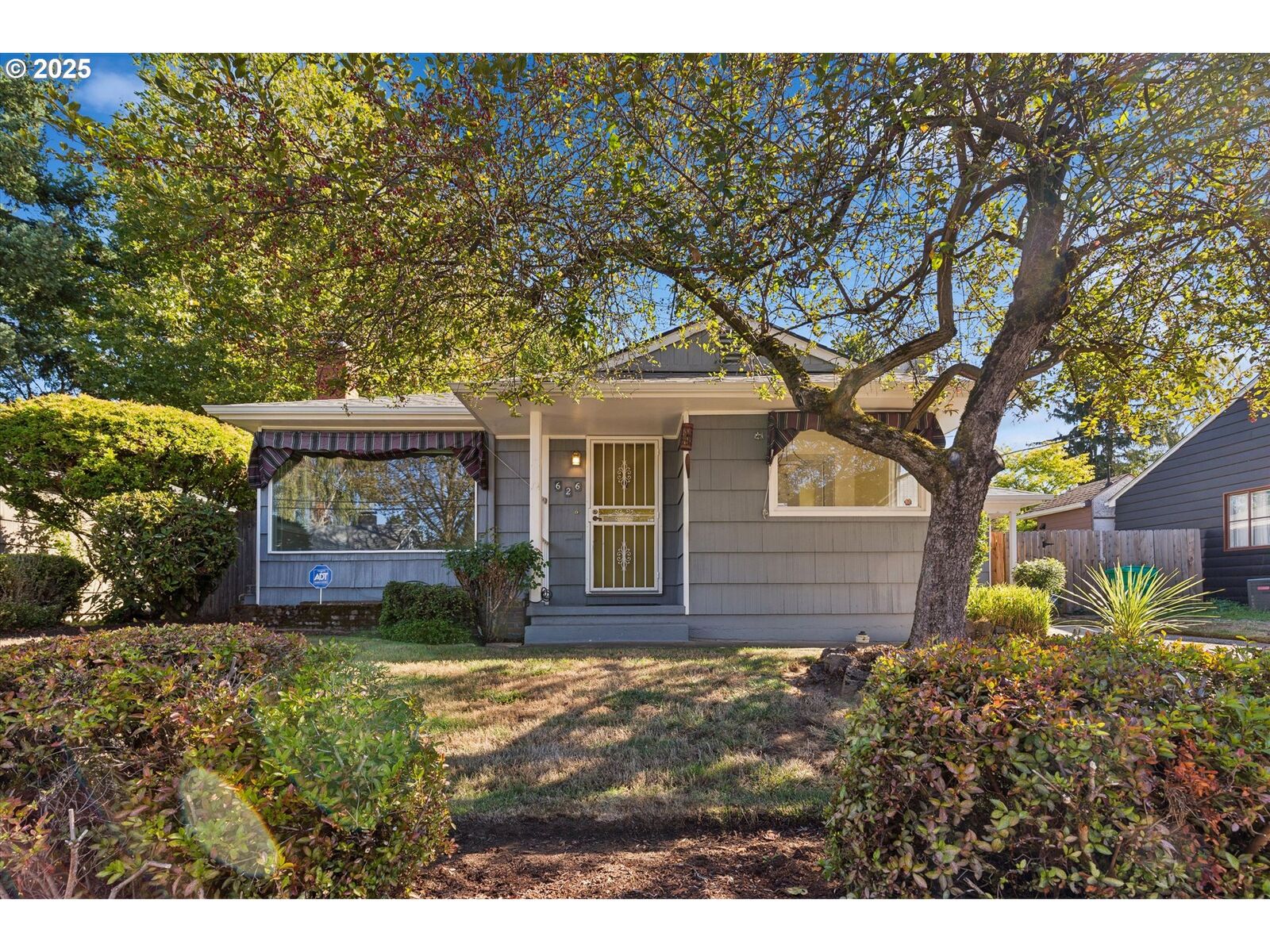 Property Photo: 626 SE 49th Ave OR 97215