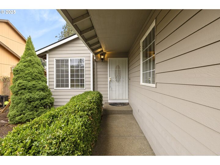 Property Photo: 13852 SE Henry St OR 97236