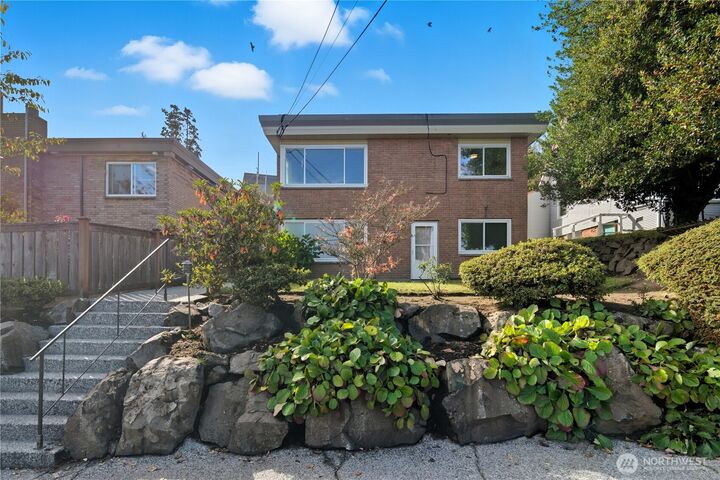 Property Photo:  605 W Emerson Street  WA 98119 