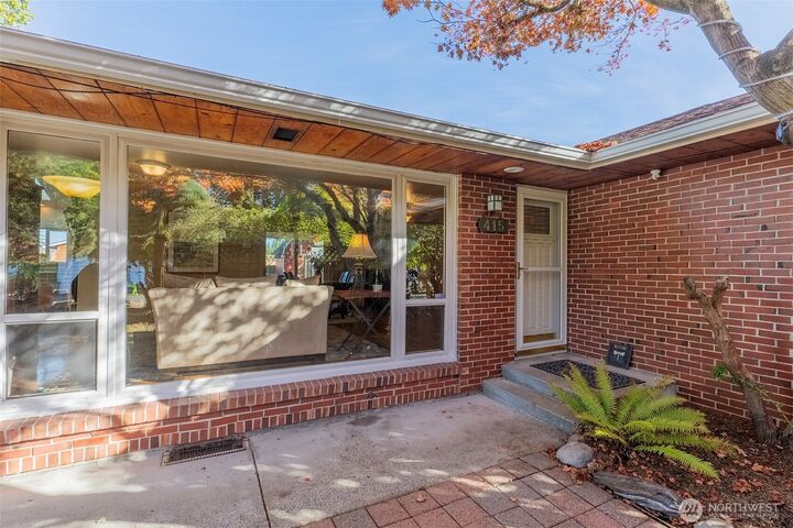 Property Photo:  415  Rose Way  WA 98203 