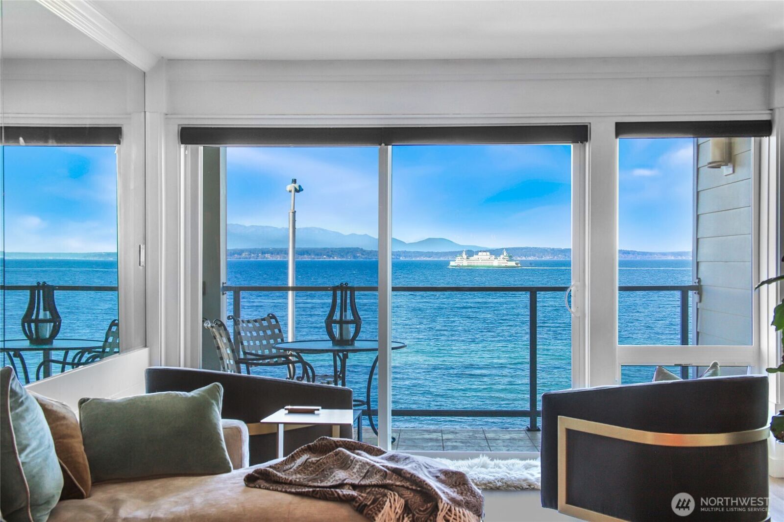 Property Photo:  1526  Alki Avenue SW 304  WA 98116 