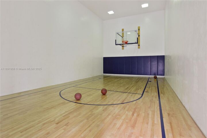 Property Photo:  5555 Collins Ave 10P  FL 33140 