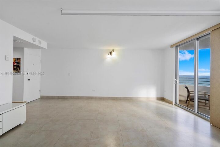 Property Photo: 5555 Collins Ave 10P FL 33140