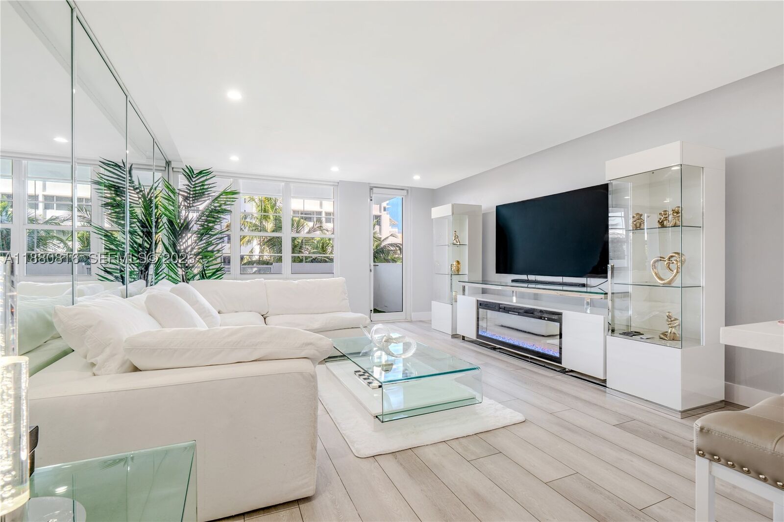 Property Photo:  100 Lincoln Rd 323  FL 33139 