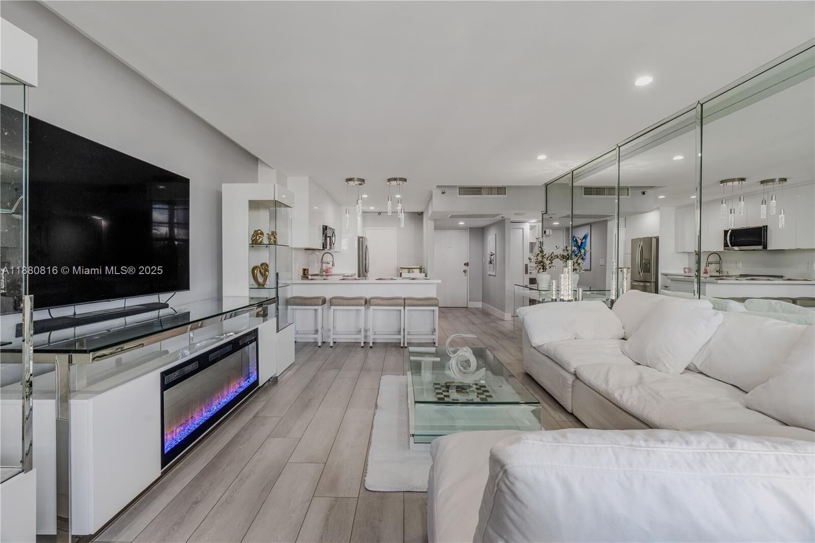 Property Photo:  100 Lincoln Rd 323  FL 33139 