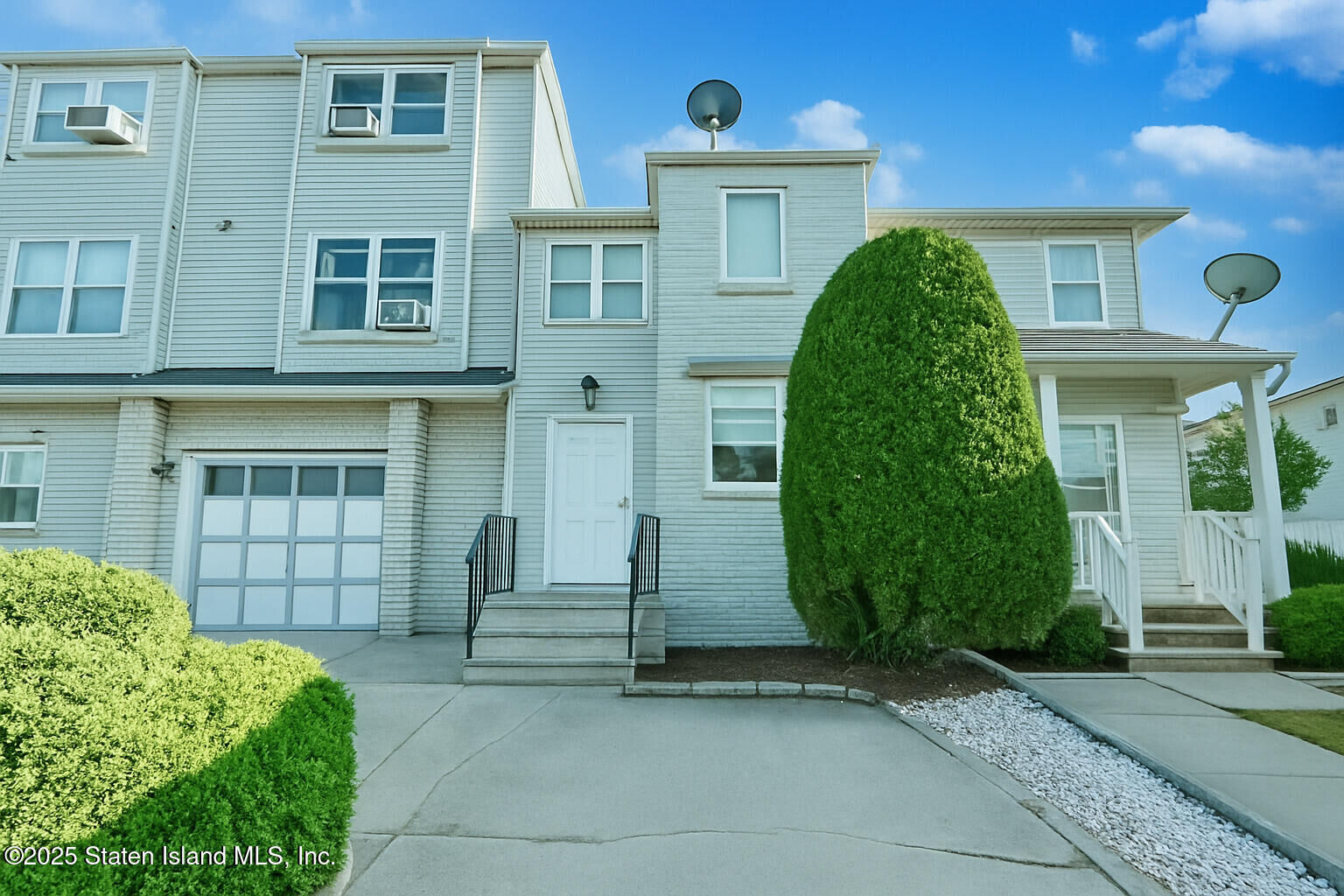 Property Photo: 34 Lorraine Loop NY 10309