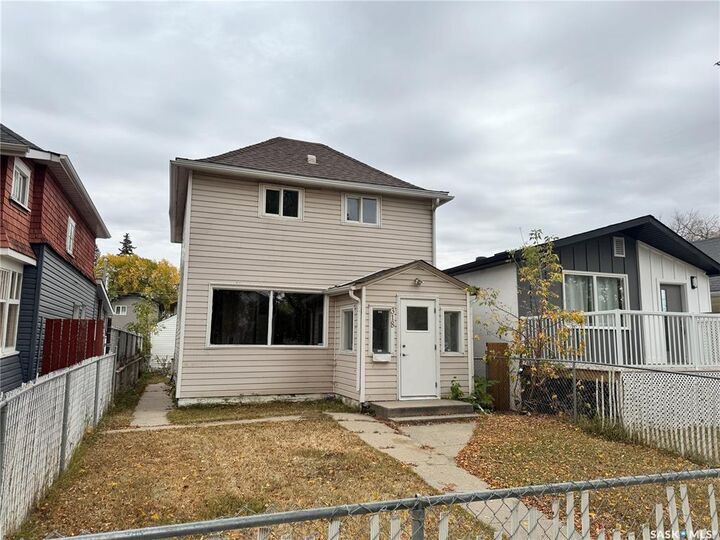Property Photo: 318 H Avenue S SK S7M 1W3