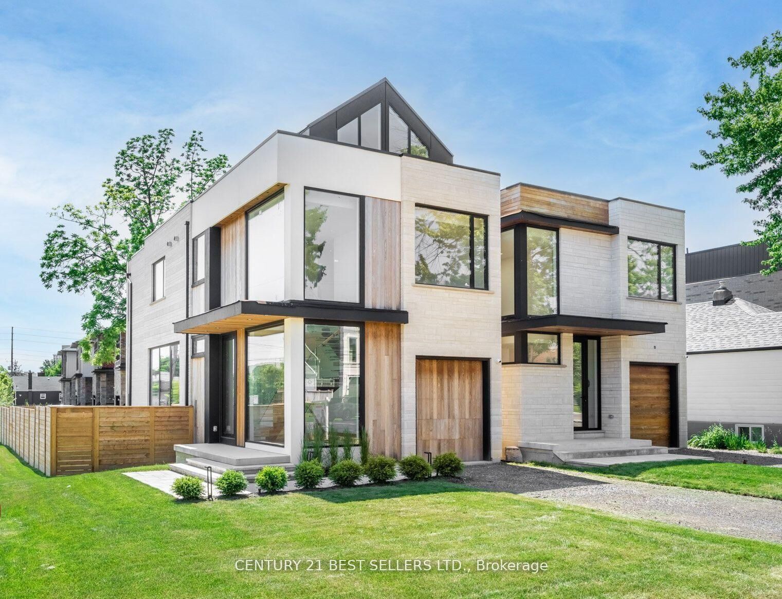 Property Photo:  739 Ebony Avenue  ON L5E 1V9