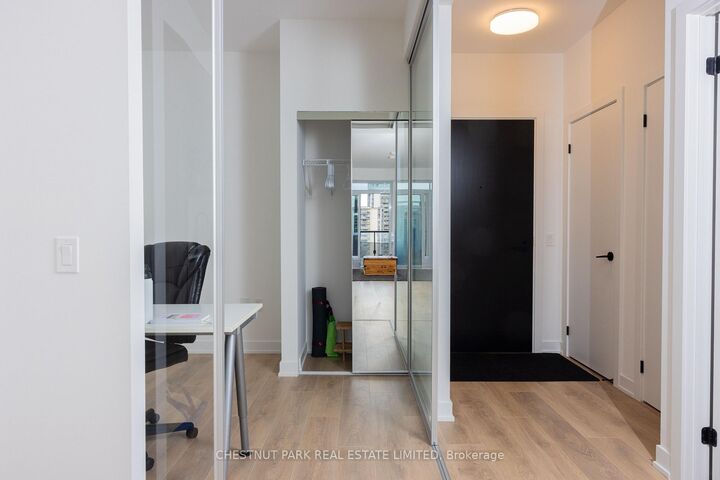Property Photo: 117 Broadway Avenue 1807 ON M4P 1V3