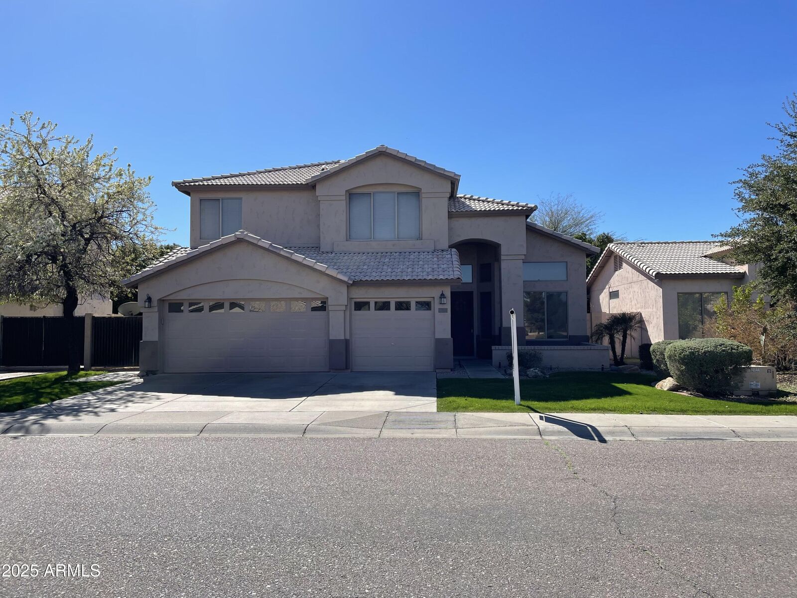 Property Photo: 341 W Helena Drive AZ 85023