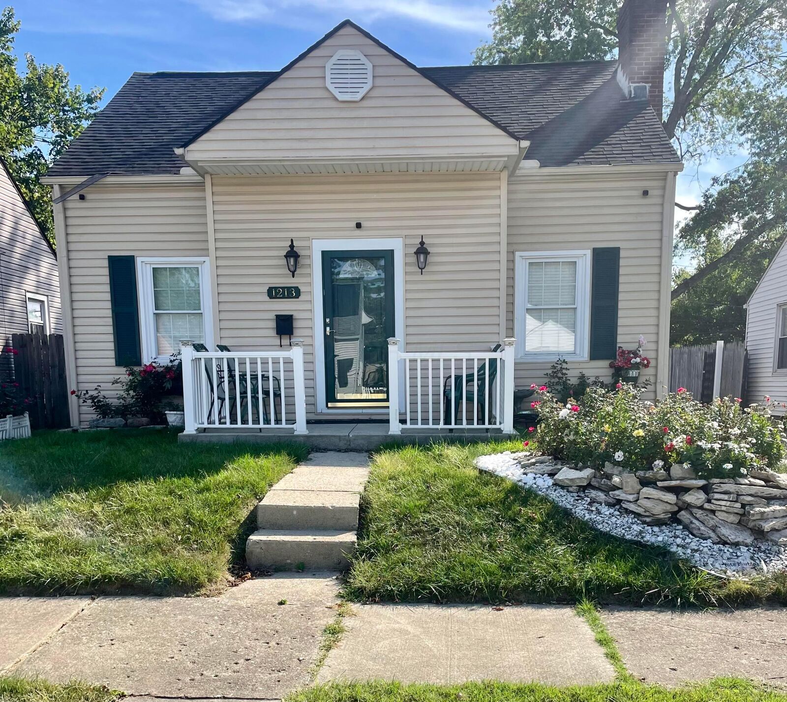 Property Photo: 1213 Loretta Avenue OH 43211
