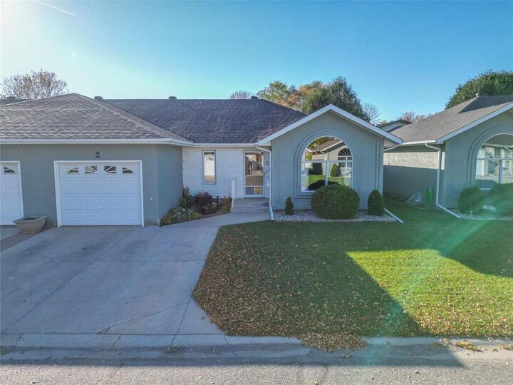 Property Photo: 2 Carlton Place MB R7B 3Y1
