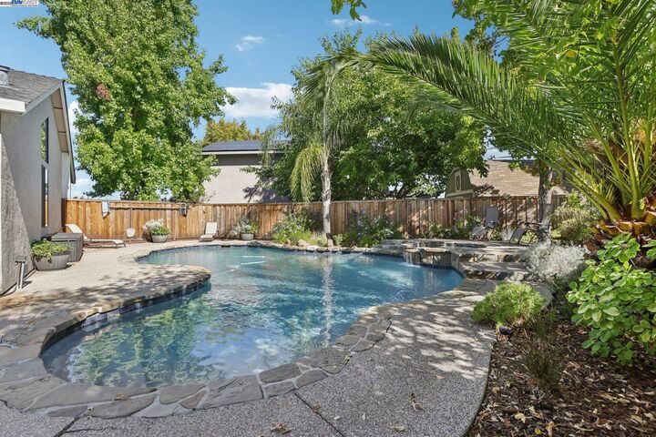 Property Photo:  300 Lodgepole Ct  CA 94553 
