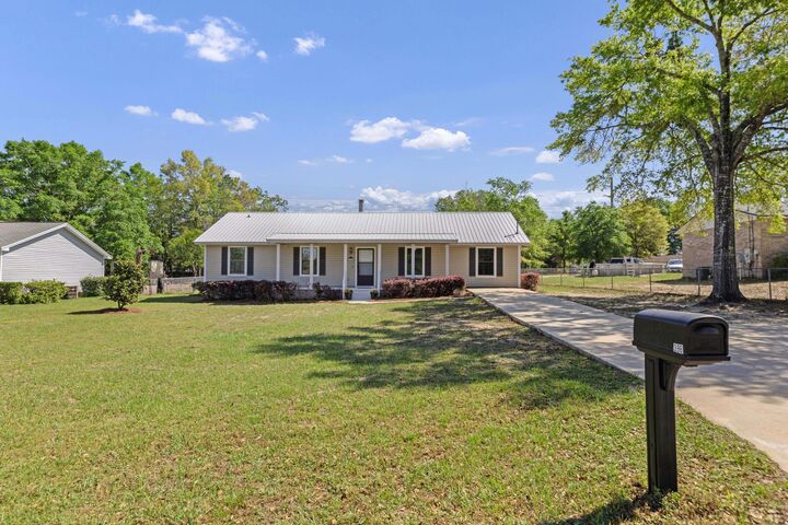 Property Photo: 396 Lakeview Drive FL 32433