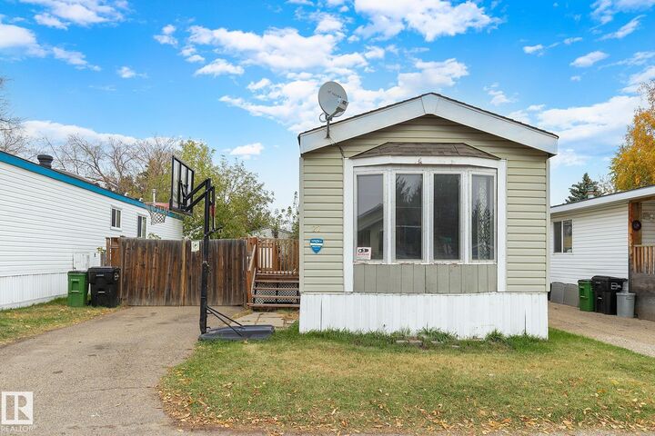 Property Photo: 22 West View Boulevard NW AB T5S 1T5