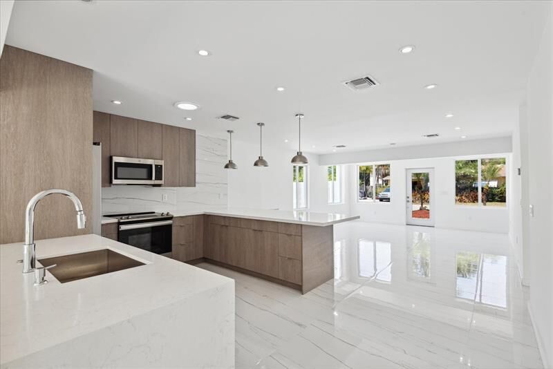 Property Photo: 2201-1 NE 9th Ave 1 FL 33305