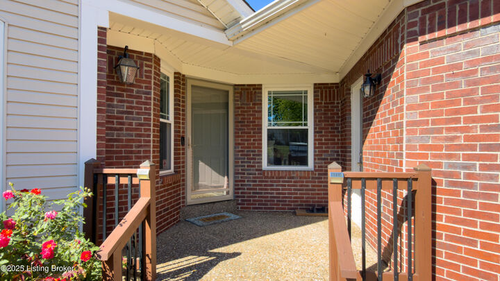 Property Photo: 7802 Appleview Ln KY 40228