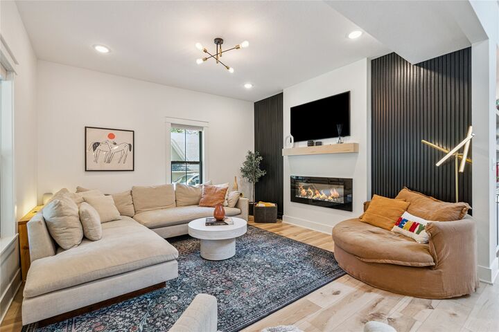 Property Photo: 3802 Lincoln Place Drive IA 50312