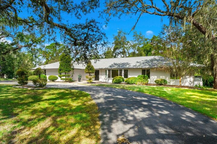 Property Photo: 308 Cambridge Place FL 33511