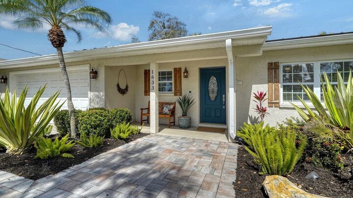 Property Photo: 1633 Ridgewood Lane FL 34231