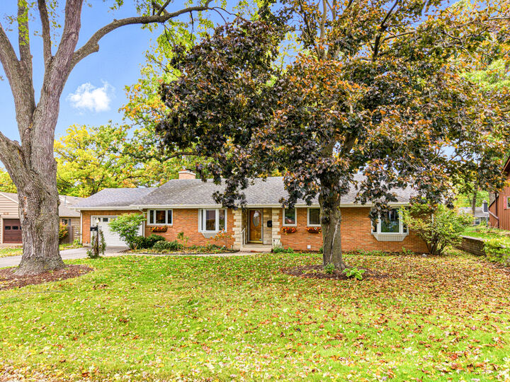 Property Photo: 814 Woodlawn Drive IL 60115