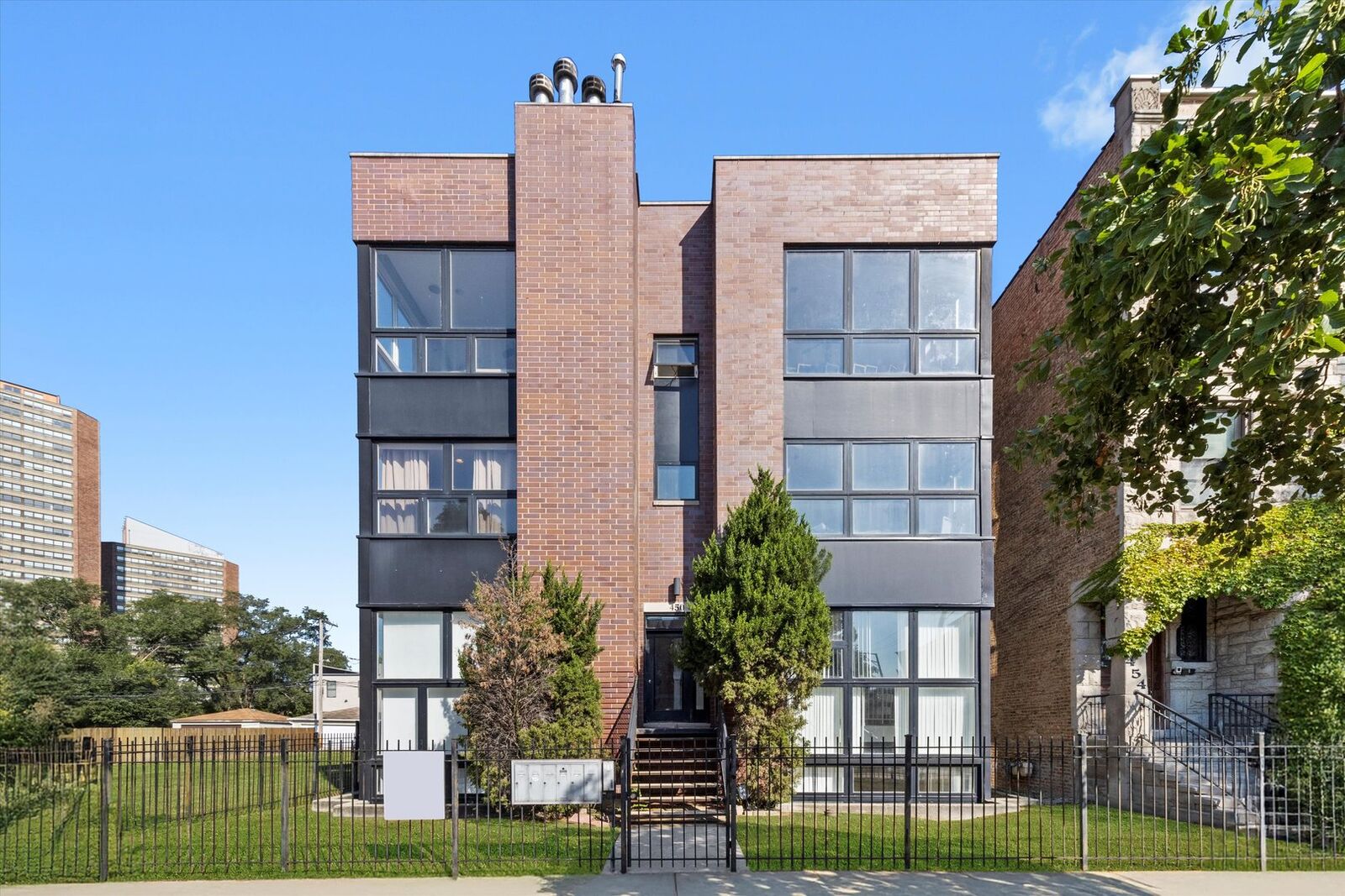 Property Photo: 450 E Bowen Avenue 2W IL 60653